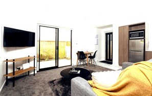 TV - Charming Sunny Warm 10 Mins CBD Book Now (Christchurch)