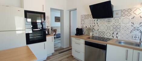 Frigorifero, microonde, forno, lavastoviglie