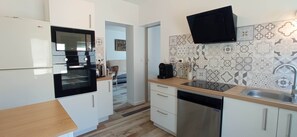 Kjøleskap, mikrobølgeovn, ovn og kokeplater