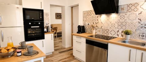 Kühlschrank, Mikrowelle, Ofen, Geschirrspüler