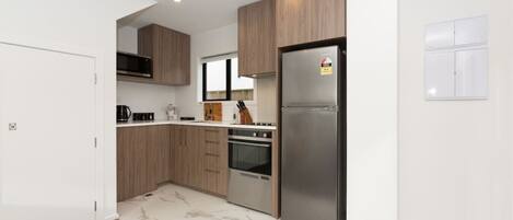 Frigorífico, microondas, horno y placa de cocina