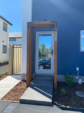 Exterior detail - Modern Central Outdoor Living Bonus Handy CBD (Christchurch)