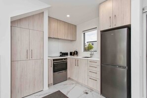Fridge, microwave, oven, stovetop - Modern Central Outdoor Living Bonus Handy CBD (Christchurch)