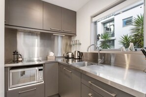 Fridge, microwave, oven, stovetop - Executive City Pad Free Basement Park CBD 3 Mins (Christchurch)