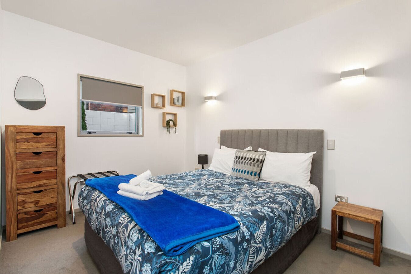 1 habitación, escritorio, tabla de planchar con plancha y wifi 