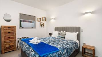 1 habitación, escritorio, tabla de planchar con plancha y wifi