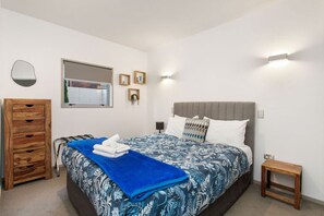 1 dormitorio, escritorio, tabla de planchar con plancha y wifi