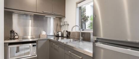 Kjøleskap, mikrobølgeovn, ovn og kokeplater