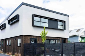 Exterior - New State Of The Art Sunny Warm free Park (Christchurch)