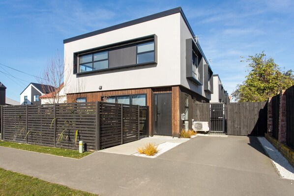 Exterior - New State Of The Art Sunny Warm free Park (Christchurch)