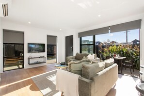 TV - New State Of The Art Sunny Warm free Park (Christchurch)