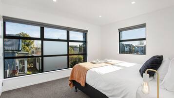 2 bedrooms, desk, iron/ironing board, WiFi