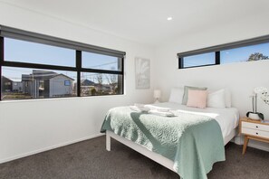 2 bedrooms, desk, iron/ironing board, WiFi - New State Of The Art Sunny Warm free Park (Christchurch)