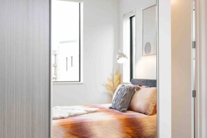 2 habitaciones, escritorio, tabla de planchar con plancha y wifi