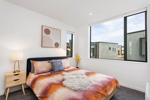 2 室のベッドルーム、デスク、アイロン / アイロン台、WiFi