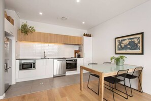 Réfrigérateur, four à micro-ondes, un four, surface de cuisson