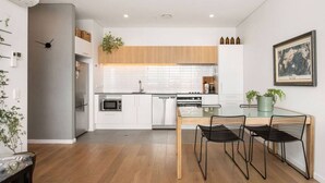 Coffee/tea maker, fridge, microwave, oven - Whow! Unique Quirky Spacious Free Off Street Park (Christchurch)