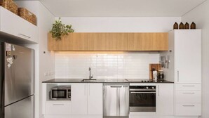 Coffee/tea maker, fridge, microwave, oven - Whow! Unique Quirky Spacious Free Off Street Park (Christchurch)