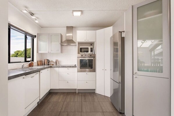 冷蔵庫、電子レンジ、オーブン、コンロ