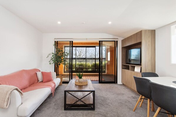 TV - Penthouse Apartment Scenic Views-Spacious 2br (Christchurch)