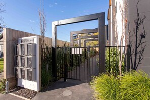 Property grounds - Penthouse Apartment Scenic Views-Spacious 2br (Christchurch)