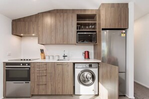 Jääkaappi, mikroaaltouuni, uuni, liesi