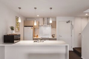 Kjøleskap, mikrobølgeovn, ovn og kokeplater