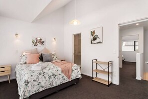 2 soverom, skrivebord, strykejern/-brett og wi-fi