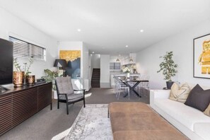 Smart TV - Plush Upmarket close Hagley Park 2Bthrms 2 Bthrms (Christchurch)