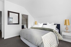 2 dormitorios, escritorio, tabla de planchar con plancha y wifi