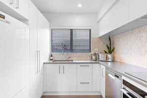 Frigorífico, microondas, horno y placa de cocina