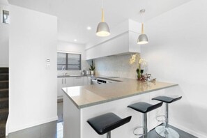 Kjøleskap, mikrobølgeovn, ovn og kokeplater