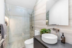 Een haardroger, handdoeken