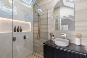 Secador de pelo y toallas