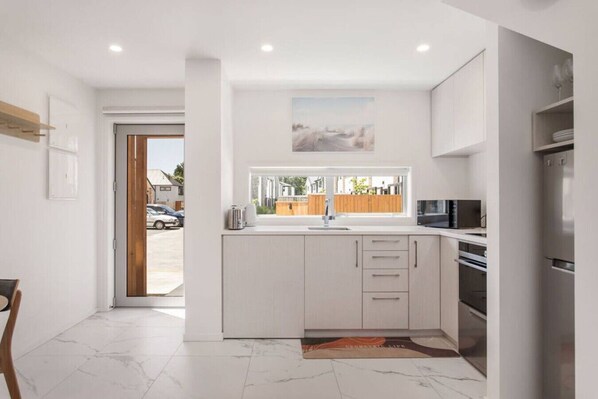 Fridge, microwave, oven, stovetop - Location Plus Free Off St Park Handy Hospital (Christchurch)