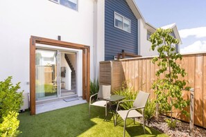 Outdoor dining - Location Plus Free Off St Park Handy Hospital (Christchurch)