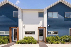 Exterior - Location Plus Free Off St Park Handy Hospital (Christchurch)