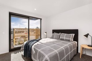 3 bedrooms, desk, iron/ironing board, WiFi