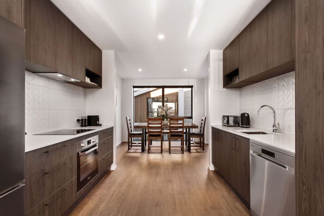 Kühlschrank, Wasserkocher mit Kaffee-/Teezubehör