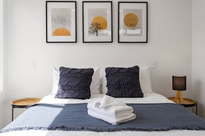 3 bedrooms, desk, iron/ironing board, WiFi - Summer fun,  Sunny Cosy Sleeps 6 Free Parking (Christchurch)