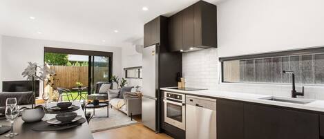 Kjøleskap, mikrobølgeovn, ovn og kokeplater