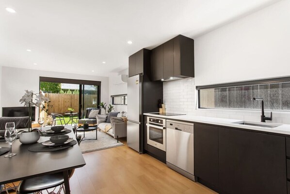 Kjøleskap, mikrobølgeovn, ovn og kokeplater