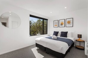 3 habitaciones, escritorio, tabla de planchar con plancha y wifi