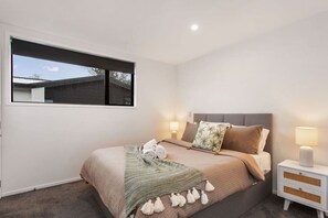 1 dormitorio, escritorio, tabla de planchar con plancha y wifi