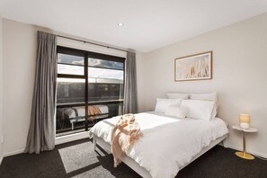 2 dormitorios, escritorio, tabla de planchar con plancha y wifi