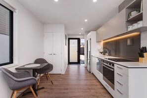 Réfrigérateur, four à micro-ondes, un four, surface de cuisson