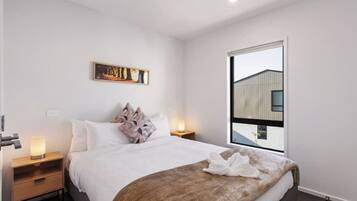 2 habitaciones, escritorio, tabla de planchar con plancha y wifi