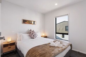 2 عدّة غرف نوم ومكتب ومكواة/لوح كي وواي فاي