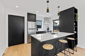 Kjøleskap, mikrobølgeovn, ovn og oppvaskmaskin