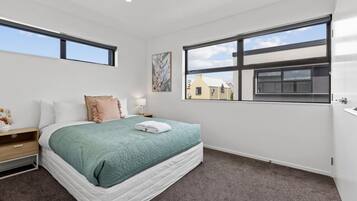 Desk, iron/ironing board, WiFi, bed sheets